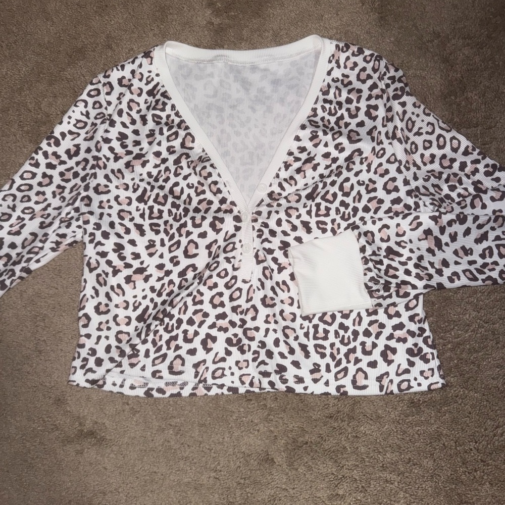 Leopard Print V-Neck Long Sleeve Top